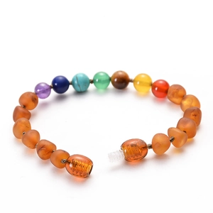 Bracelet pour bébé en ambre de la Baltique avec pierres colorées et fermoir à vis sécurisé