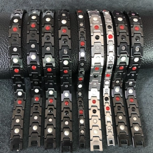 Vielfalt an schwarzen und silbernen Magnettherapie-Armbändern aus robustem Titanstahl