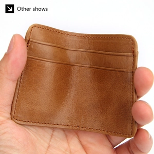 Detailaufnahme eines braunen Leder-Kartenhalters mit echter Vintage-Textur und feinen Nähten