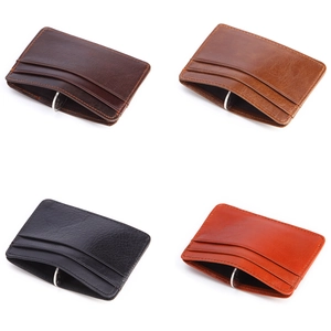 Detailsicht auf schlanke Lederbrieftaschen in Dunkelbraun, Hellbraun, Schwarz und Orange