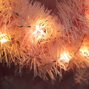 Rosa Weihnachts-PVC-Kranz mit warmweißen LED-Lichtern für festliche Fensterdekorationen