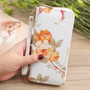 Gelbe Rosen Blumen-Brieftasche mit Reißverschluss und Handschlaufe auf einem Holztisch