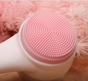 Vista macro della spazzola per la pulizia del viso a doppia faccia con setole in silicone rosa