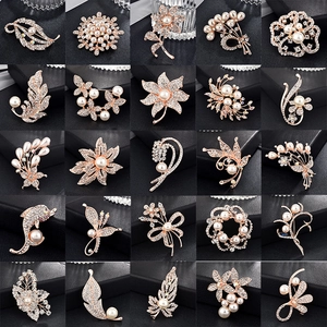 Collection élégante de broches dorées et perles aux motifs de fleurs et feuilles