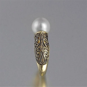 Detailansicht eines Vintage-Rings mit 14k Vergoldung, Perle und Gravur im Barockstil