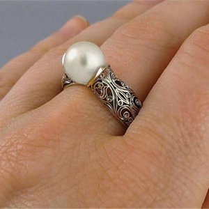 Vintage-Ring mit 14-Karat-Vergoldung und großer weißer Perle in filigraner Fassung