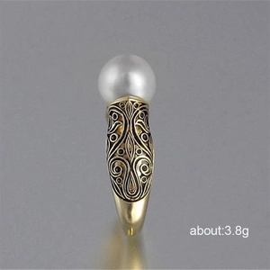 Retro-Ring 14k vergoldet mit weißer Perle und Vintage-Mustern, Gewicht ca. 3,8 Gramm