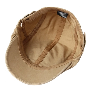 Détail de l'intérieur de la casquette plate en coton kaki avec coutures et étiquette