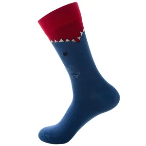 Detailansicht der Baumwollsocken mit Hai-Zähnen-Muster und rotem Kontrastbund für Damen und Herren