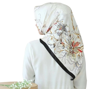 Detail van elegante satijnen zijden sjaal met bloemenprint en zwarte contrastrand