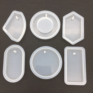 Vue détaillée de 6 moules en silicone géométriques pour pendentifs DIY en résine