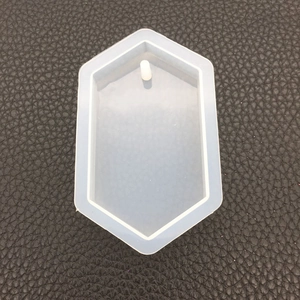 Vue détaillée du moule hexagonal en silicone avec trou pour pendentifs artisanaux