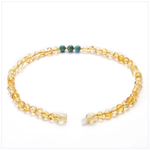 Détail du collier pour bébé en ambre de la Baltique avec accents turquoise et fermoir