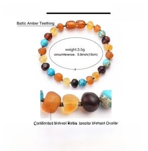 Detail von Baby-Bernsteinarmband mit Türkis, zeigt Gewicht 3.5g und Länge 15cm für Babys