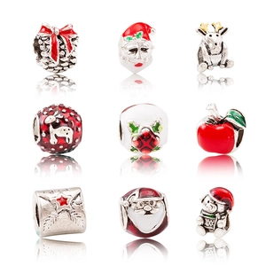 Détails de perles de Noël en métal argenté avec des finitions en émail coloré