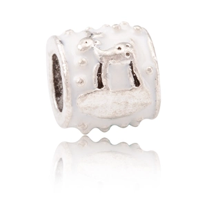 Macro d'une perle cerf en argent avec émail blanc pour bracelet de Noël DIY
