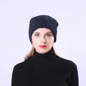 Primer plano de un gorro de punto de chenilla azul marino con forro polar grueso de doble capa