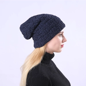 Gorro de invierno de punto de chenilla azul marino con forro polar grueso de doble capa