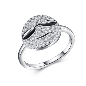Vue détaillée d'une bague argentée pavée de zircons blancs et motif emoji à lunettes