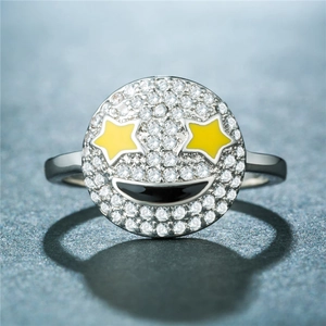 Vue détaillée de la bague smiley sertie de zircons avec yeux étoiles jaunes sur fond noir