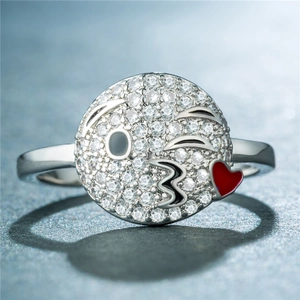 Bague emoji argentée avec visage clignant, zircons clairs et détail cœur rouge