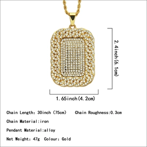 Pendentif plaque militaire hip hop doré avec cristaux brillants et chaîne torsadée longue