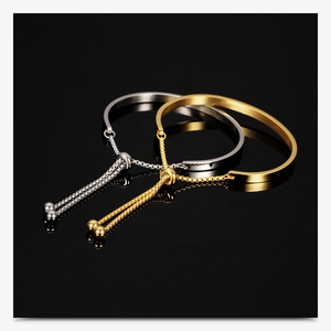 Detalle de brazaletes ajustables de 4mm en acero inoxidable oro y plata en negro