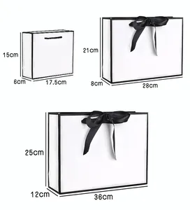 Detailed size guide for gift bags in small, medium, and large dimensions in centimeters
