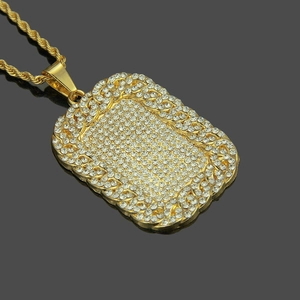 Collier hip hop homme doré avec pendentif rectangulaire serti de cristaux brillants