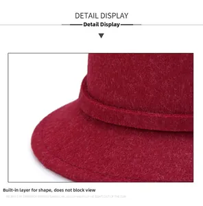 Dettaglio del cappello cloche in lana rossa con trama strutturata e tesa fissa libera
