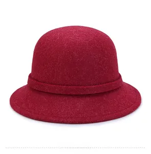 Vista posteriore del cappello cloche in lana rosso scuro con trama e bordo vintage