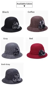 Display verticale di cappelli cloche in lana in vari colori come nero, grigio e rosso