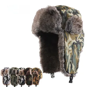 Details der Camouflage-Fliegermütze mit winddichtem Stoff und warmem Plüschfutter
