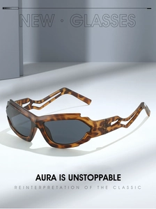 Détail de lunettes de soleil futuristes en écaille avec branches géométriques ajourées