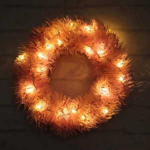 Rosa Weihnachtskranz mit warmen LED-Lichtern für festliche Fenster- und Wanddekoration