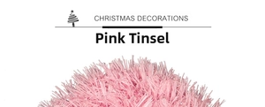 Detail eines rosa PVC-Weihnachtskranzes mit feiner Textur für die festliche DIY-Deko