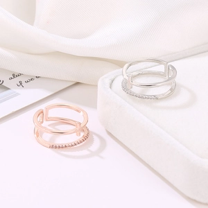 Detail of double-layer S925 silver rings in rose gold and silver with T-design