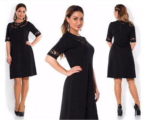 Robe noire ajustée à col rond avec empiècements en dentelle et manches mi-longues