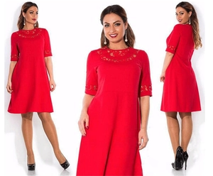 Robe rouge ligne A avec broderie de dentelle et manches courtes, vues avant et arrière