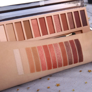 Arm-Swatches einer 12-Farben-Lidschattenpalette in Erdtönen mit matten und glitzernden Finishes