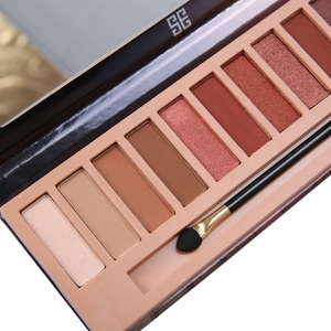 Makroaufnahme der 12-Farben-Lidschattenpalette mit matten und schimmernden Texturen und Pinsel
