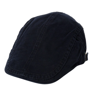 Détail de la casquette plate en coton bleu marine avec coutures et boucle en métal