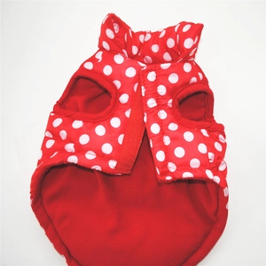 Dettaglio del gilet invernale rosso a pois per animali con interno in pile e velcro