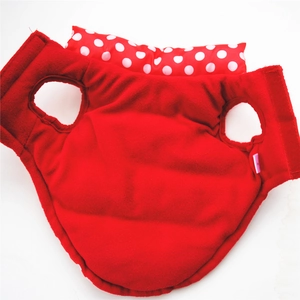 Dettaglio del gilet in pile rosso per cani con colletto a pois e tessuto morbido