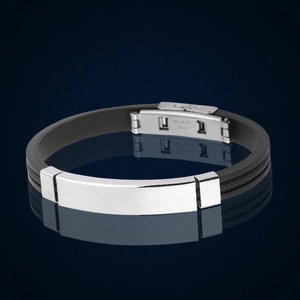 Détail du bracelet en silicone noir texturé et du fermoir en acier inoxydable argenté