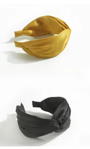 Detailansicht der geknoteten Haarbänder in Senfgelb und Schwarz mit Satin-Finish