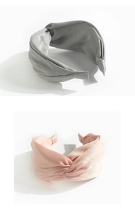 Nahaufnahme böhmischer Samt-Stirnbänder mit Knotendesign in elegantem Grau und Rosa