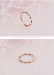 Gros plan sur la bague perlée en acier inoxydable or rose avec texture polie élégante