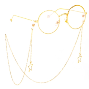 Goldene Brillenkette mit hohlen Sternanhängern und runder Brille auf weißem Hintergrund