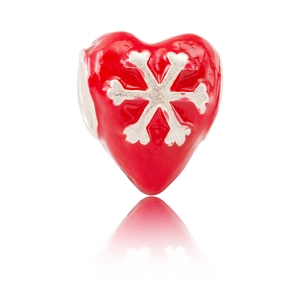 Détail d'une breloque cœur rouge avec motif flocon argenté pour bracelets DIY